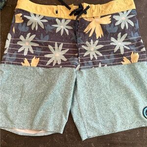Quicksilver mens board shorts size 33